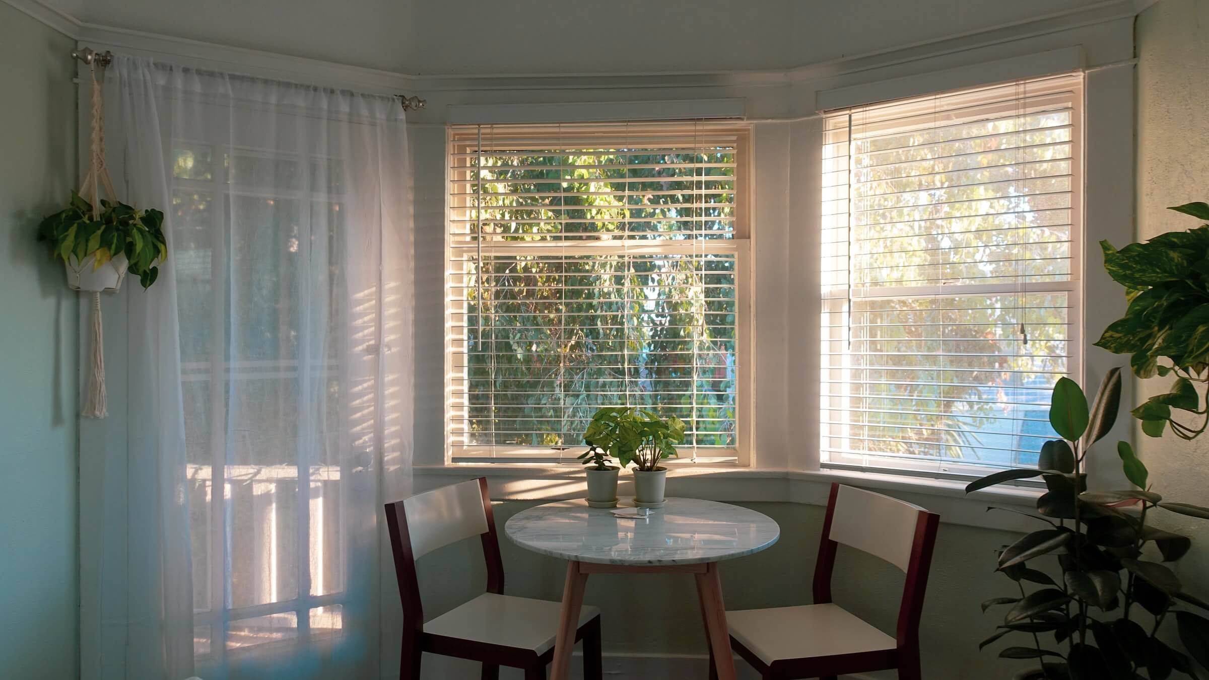 5 Reasons to Hire Professionals for installing Window Blinds and Shutters